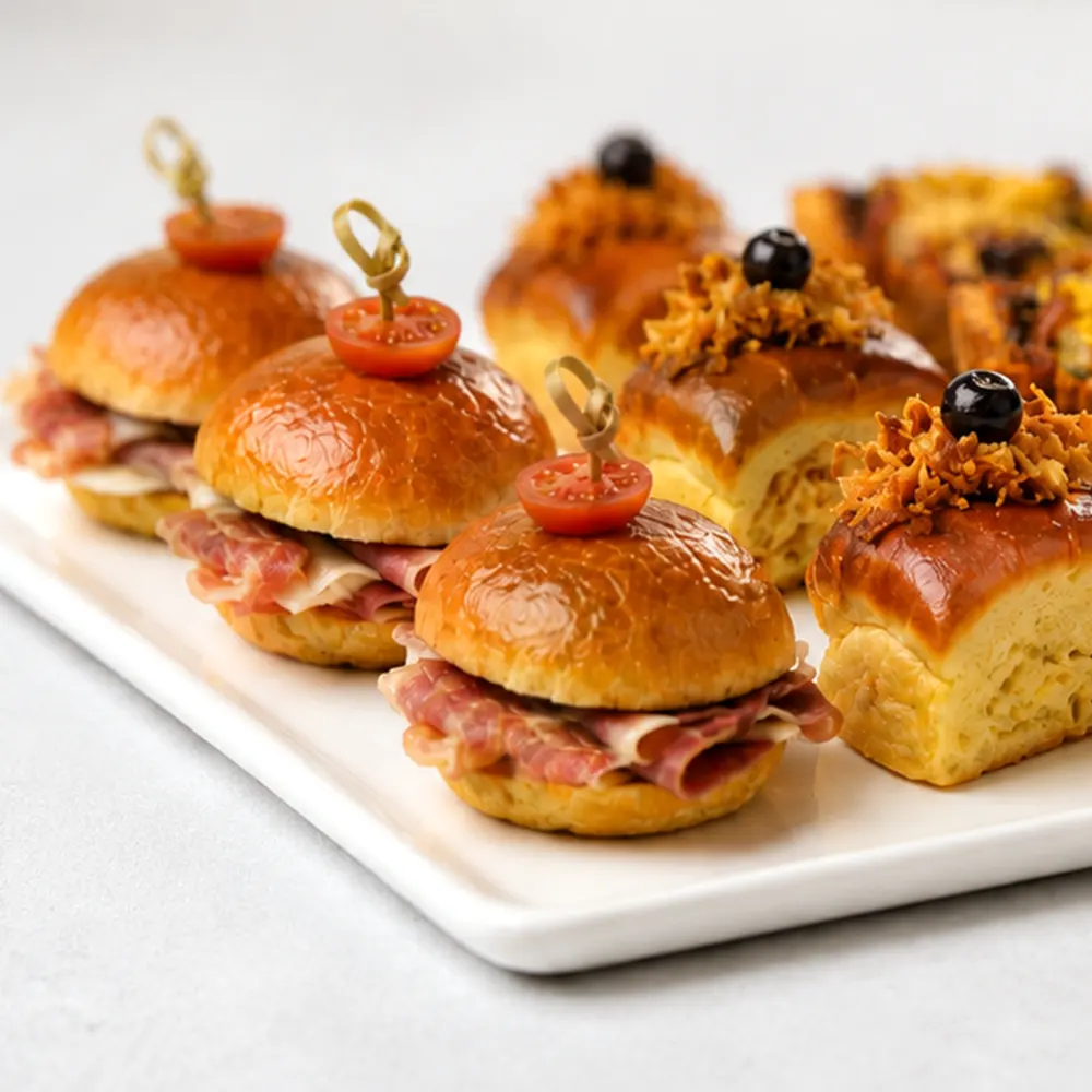 Selección de mini bocados salados artesanos de Valumé Catering.
