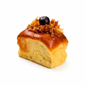 Brioche de carne con topping crujiente y aceituna negra de Valumé Catering