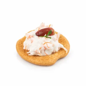 Canapé de ensaladilla con aceituna y base crujiente de Valumé Catering