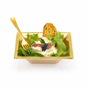 Ensaladilla individual presentada en cuenco con hojas verdes y tosta crujiente de Valumé Catering