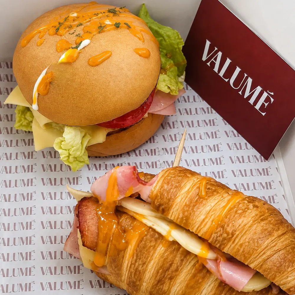 Caja Valumé con mini bocados salados variados.