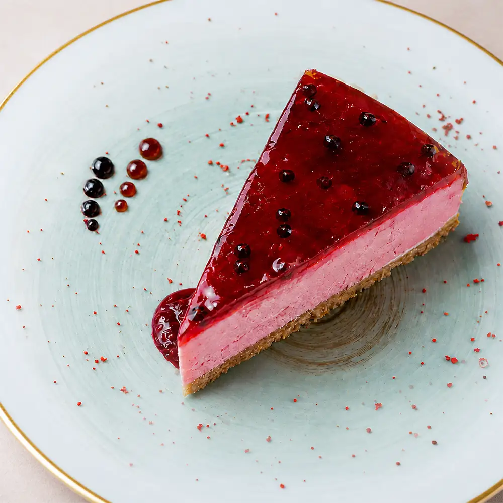 Porción de tarta de frutos rojos de Valumé Catering.